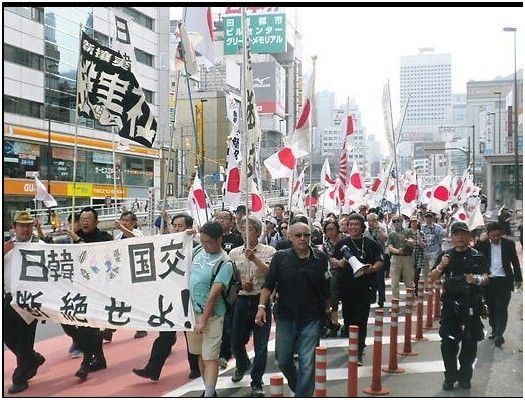 日極右勢(shì)力東京街頭反韓 舉反韓標(biāo)語放日本軍歌 日極右勢(shì)力東京街頭反韓 舉反韓標(biāo)語放日本軍歌
