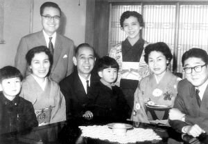 安倍家族推進(jìn)日本修憲半個(gè)多世紀(jì),圖中間為安倍坐在外公岸信介膝上,右一為安倍父親安倍晉太郎,右三為安倍母親安倍洋子。