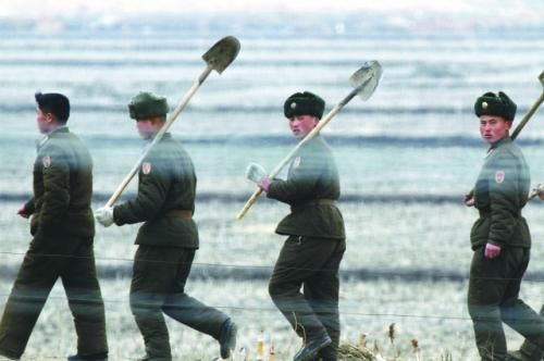 朝軍士兵前往田地支援地方建設(shè)。