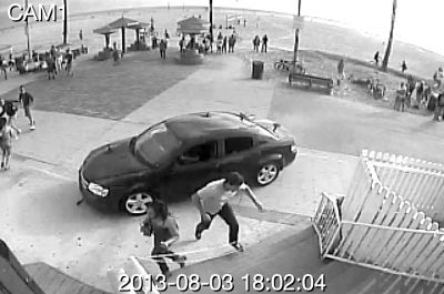 監(jiān)控錄像截屏圖：3日，美國洛杉磯市，一輛汽車沖進(jìn)威尼斯海灘棧道上的人群。圖/東方IC