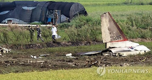 當(dāng)?shù)貢r(shí)間28日下午2時(shí)8分許，韓國(guó)一架空軍教練機(jī)T-50在全羅南道光州市西區(qū)細(xì)荷洞農(nóng)田墜毀。