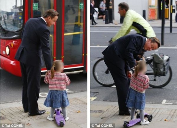 英國(guó)首相卡梅倫步行送女兒上幼兒園。