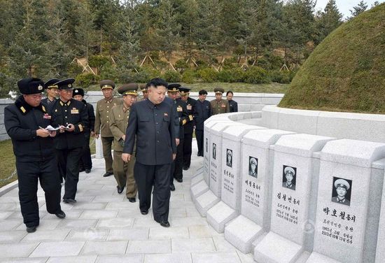 原文配圖：金正恩前往烈士墓拜祭。