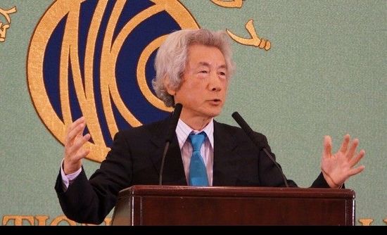 日本前首相小泉純一郎11月12日發(fā)表演說(shuō)，支持安倍晉三對(duì)中國(guó)強(qiáng)硬，并鼓動(dòng)其參拜靖國(guó)神社。