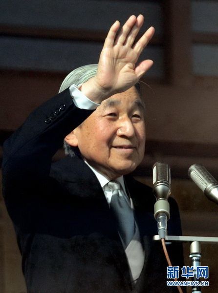 當(dāng)?shù)貢r(shí)間12月23日，在位于日本東京的皇宮，日本明仁天皇向民眾致意。