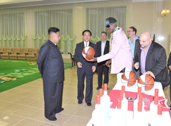 近日，朝鮮最高領(lǐng)導(dǎo)人金正恩已在平壤再次會見并宴請了正在朝鮮訪問的前美國全國籃球協(xié)會(NBA)球星羅德