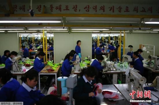 當(dāng)?shù)貢r間12月19日，開城工業(yè)園區(qū)，朝鮮工人在工廠工作。
