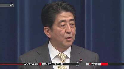 日本首相安倍晉三出發(fā)前往瑞士前接受記者采訪。
