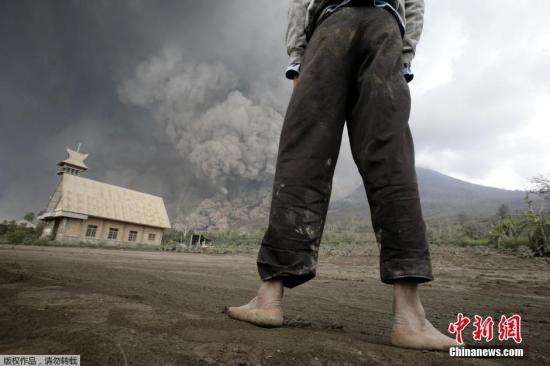 當(dāng)?shù)貢r間2月1日，印尼錫納朋火山持續(xù)噴發(fā)。