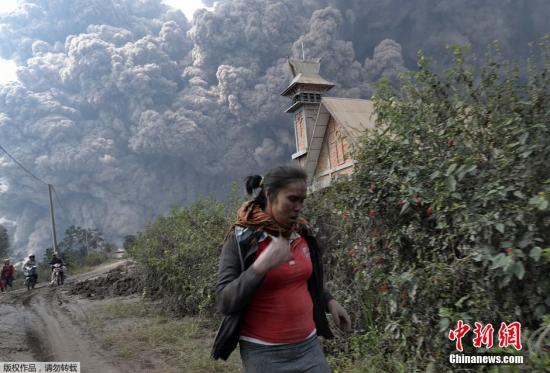 當(dāng)?shù)貢r間2月1日，印尼錫納朋火山持續(xù)噴發(fā)。