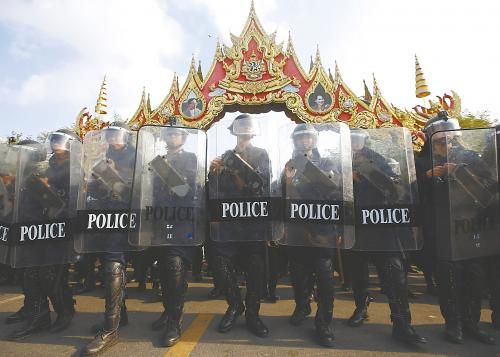 14日在泰國(guó)曼谷，政府出動(dòng)數(shù)千名防暴警察，以?shī)Z回政府大樓和其他 泰數(shù)千防暴警察和平清場(chǎng) 被示威者占領(lǐng)的區(qū)域。