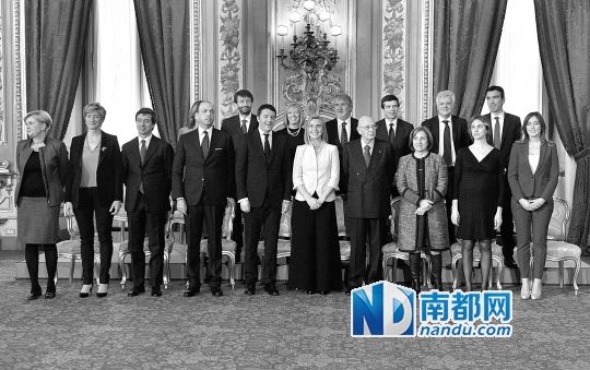 2月22日，在意大利羅馬總統(tǒng)府，新任總理馬泰奧·倫齊(前左五)與總統(tǒng)納波利塔諾(前右四)及新內(nèi)閣成員