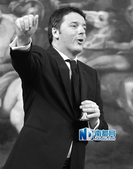 2月22日，在意大利羅馬總理府，新任總理馬泰奧·倫齊搖鈴象征正式行使總理權(quán)力。