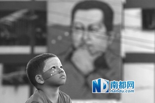 3月5日，一名委內(nèi)瑞拉兒童仰望天空，他身后是查韋斯的陵墓。