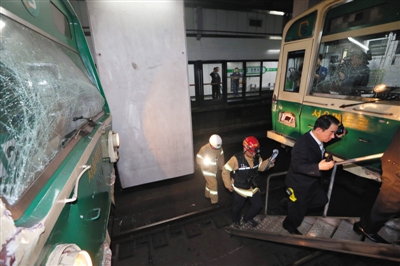 5月2日，韓國(guó)首爾，首爾2號(hào)線地鐵去往蠶室方向的一趟列車在上往十里站撞上了一趟?？吭谡緝?nèi)的列車。