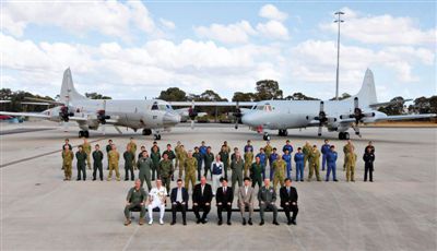 4月29日，參與搜尋馬航失聯(lián)客機的多國軍人和軍機在珀斯皮爾斯空軍基地合影。5月1日，馬航宣布搜尋進入新階段，重點將借助不同技術(shù)擴大海底搜尋。