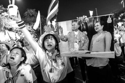 5日，泰國(guó)巴蜀府海濱度假勝地華欣，數(shù)萬(wàn)民眾身穿國(guó)王的代表色“黃色”T恤，自發(fā)上街，口喊“國(guó)王萬(wàn)歲”的口號(hào)。