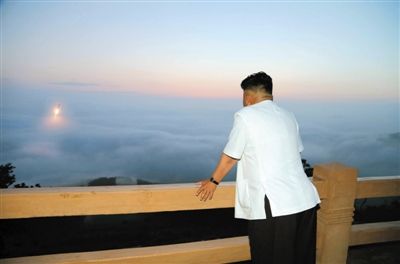 　朝鮮最高領(lǐng)導(dǎo)人金正恩正在觀看導(dǎo)彈發(fā)射。