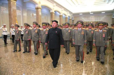金正恩率領(lǐng)軍隊領(lǐng)導(dǎo)人等前往平壤錦繡山太陽宮瞻仰了金日成、金正日的遺容。