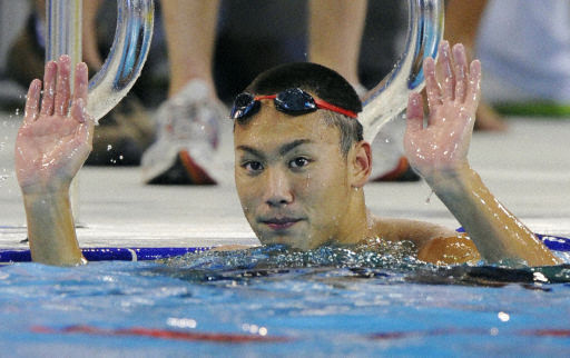 日本著名的游泳選手富田尚彌25歲在參加仁川亞運(yùn)會(huì)期間，偷盜了韓國記者的照相機(jī)。