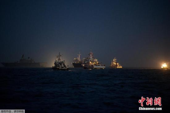 當?shù)貢r間2014年4月24日，搜救人員在全羅南道珍島郡海域24小時不分晝夜的搜尋沉船事故失蹤者。