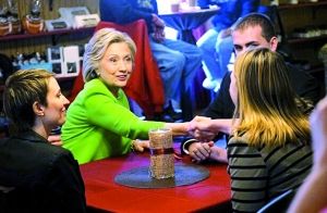 在宣傳片中，希拉里熱情地與三名“普通美國人”交談。