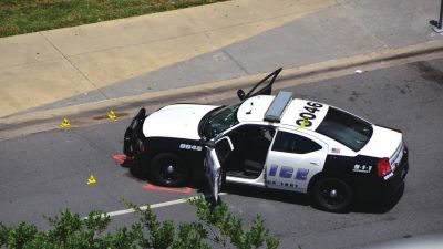 被槍手擊中的警車。新華社發(fā)