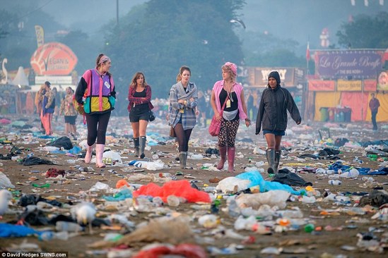 英國(guó)最大露天音樂節(jié)落幕 留下近1700噸垃圾
