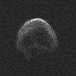 這顆彗星外形酷似骷髏頭，表面甚至可分出眼鼻。