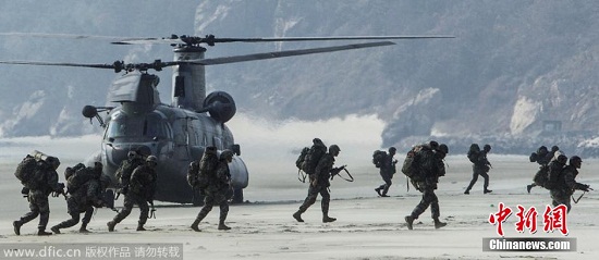 資料圖：當(dāng)?shù)貢r間2014年11月10日，韓國海陸空三軍啟動了“2014護國演習(xí)”。