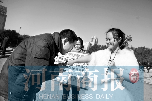 　一名男士上前，準(zhǔn)備親吻女孩的手