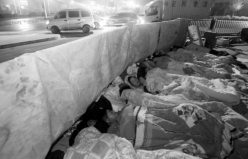 在寒冷的冬夜，為了能省點錢，方便接活，民工們?nèi)运跇蛳隆? complete=