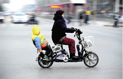 昨日下午，隴海西路桐柏路口，紅燈亮起的瞬間一輛電動車闖過路口。