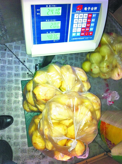 發(fā)料單上寫(xiě)著土豆30千克，實(shí)際為24.18千克。