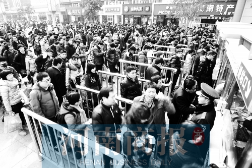 節(jié)后，鄭州火車站迎來旅客返程高峰