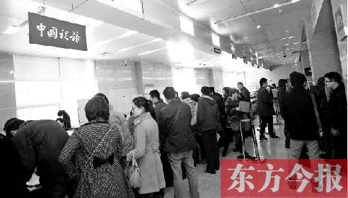 　昨天，在鄭州市房管局辦稅柜臺，迎來絡(luò)繹不絕辦理業(yè)務(wù)的市民