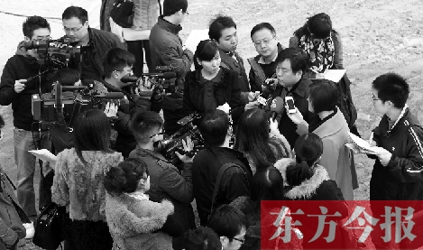 經(jīng)適房“下課”，公租房的申請、租金等備受關(guān)注，圖為鄭州市房管局規(guī)劃和住房保障處處長馮榮智被媒體記者“