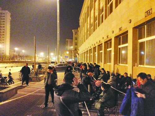 鄭州:500多人坐街頭排號(hào)選房 工作人員承認(rèn)工作不足 鄭州:500多人坐街頭排號(hào)選房 工作人員承認(rèn)工作不足