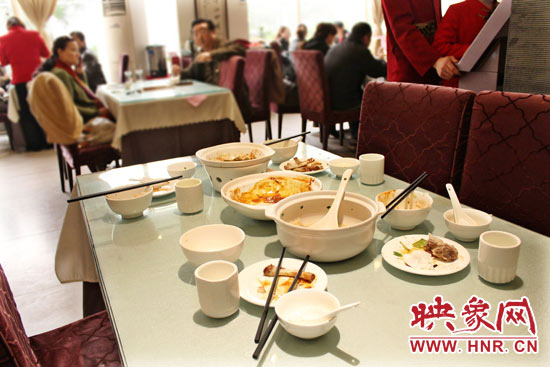 3月22日，阿五美食英協(xié)路店幾位顧客用完餐后，盤子里的食物所剩無幾。