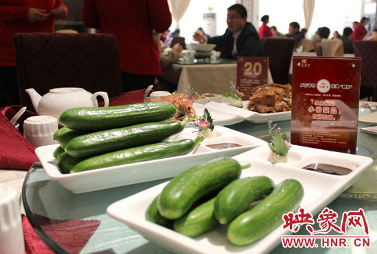 3月22日，阿五美食英協(xié)路店的服務(wù)員為我們展示大份菜品和小份菜品