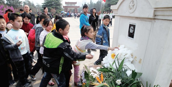 昨天上午，來鄭州市烈士陵園祭掃的小學(xué)生將百花擺放在吉鴻昌烈士墓前