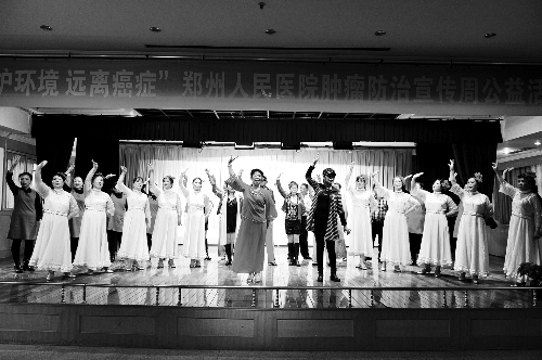 昨日，鄭州人民醫(yī)院舉辦了一臺(tái)特殊的晚會(huì)，表演的和看表演的大都是癌癥患者 河南商報(bào)記者 王春勝/攝　