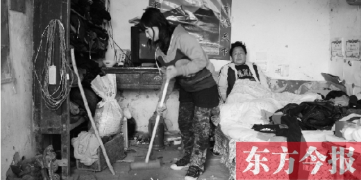 　寧陵縣趙村鄉(xiāng)大楊莊村，16歲的王香浦在打掃家里的衛(wèi)生，床上躺著她的爸爸　