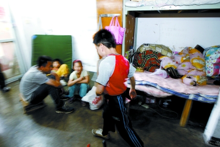 孩子們住在這里，沒有上學(xué)，大部分時(shí)間是練功，出去表演