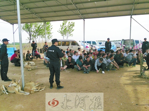 民警突襲賭場，64名涉案人員全部落網(wǎng)。