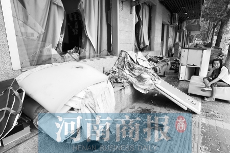 　多間臨街商鋪夜間被砸，店里的沙發(fā)、貨品等被搬到了戶外  侯建勛/攝