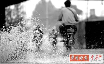 航海路鐵路立交橋下，一個窨井冒出半米多高的“噴泉” 鄭州晚報記者 馬健 圖