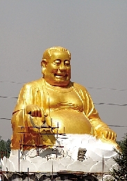 　4月25日，洛陽(yáng)龍華歡樂園，網(wǎng)上引起熱議的“大背頭彌勒佛”。
