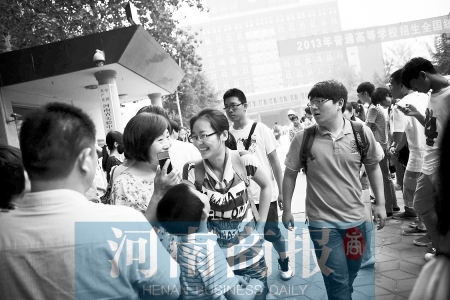 考場外，家長用溫暖的笑容迎接孩子