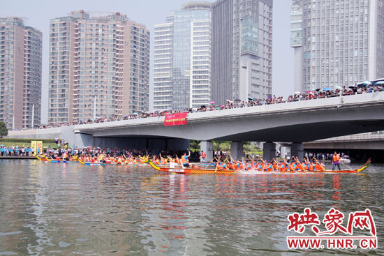 6月11日，2013中華軒轅龍舟大賽，在鄭州東區(qū)的如意湖舉行。